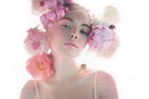 Eveline Flower Garden Kremowy Błyszczyk do Ust Nr 03 Magnolia Charm Vegan 4,5ml